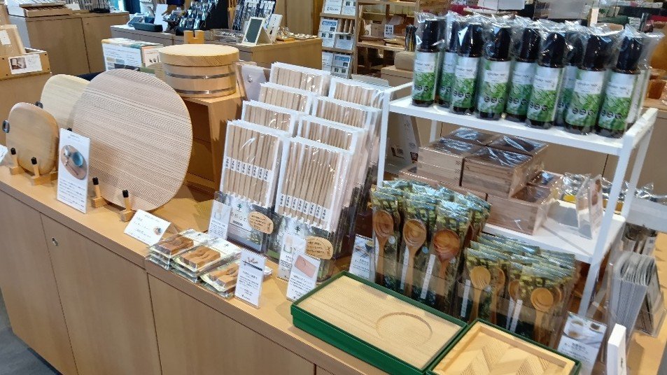 写真：直売所には奈良県にゆかりのある品がぞろり...！