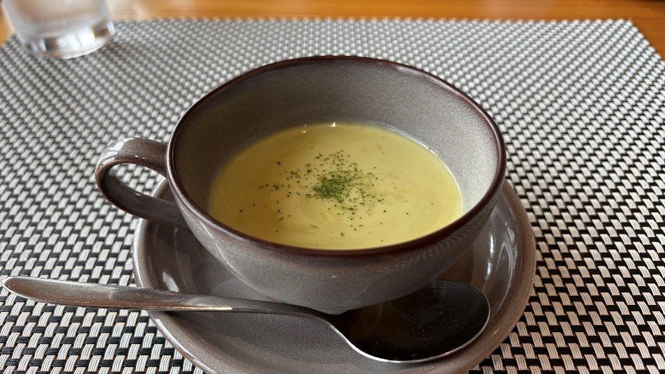 写真：前菜の冷製スープ