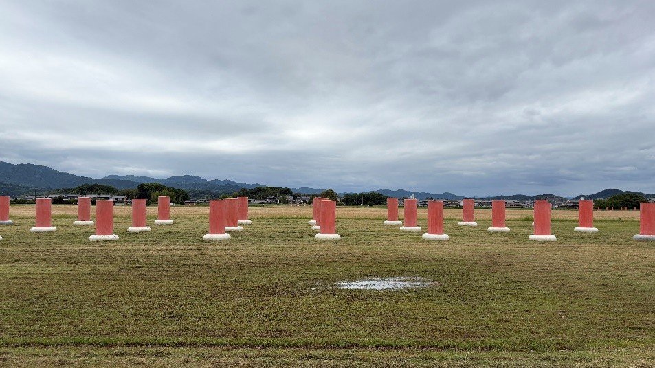 写真：朱塗りの列柱の再現