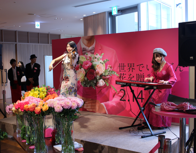 04_花贈りパフォーマンス（演奏）.png